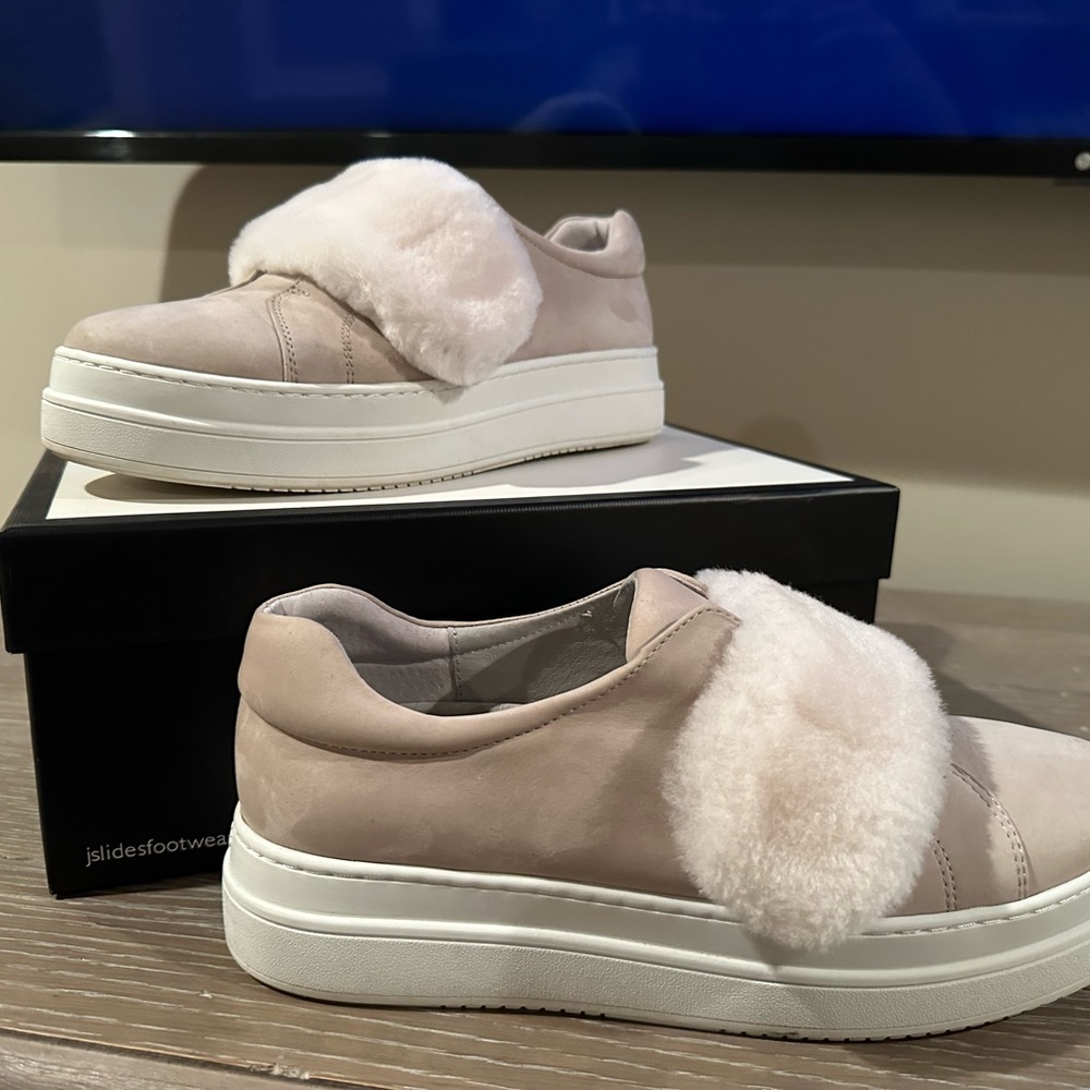 J Slides NYC Lt Grey Nu Buck Nobel slide platform with cream faux fur sz 8.5M